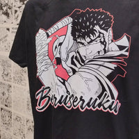 Camiseta Guts Espadachín Negro | Anime Berserk | Hombre - Vista Lateral