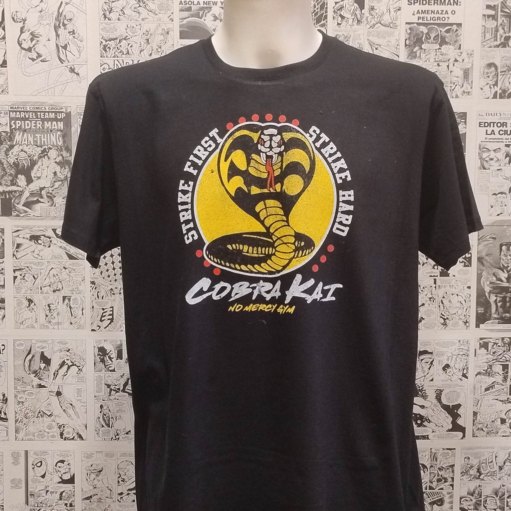 Camiseta Strike First Strike Hard | Serie Cobra Kai | Hombre - Hombre Frontal