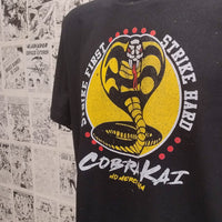 Camiseta Strike First Strike Hard | Serie Cobra Kai | Infantil - Hombre Detalle