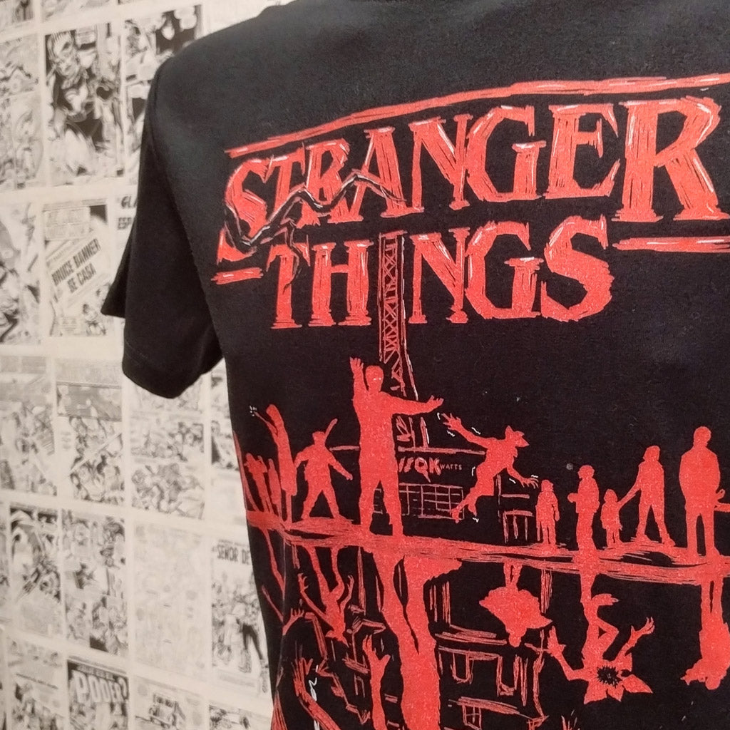 Camiseta Serie Stranger Things  | Mundo del Revés vs Hawkins | Infantil -  Detalle
