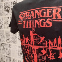 Camiseta Serie Stranger Things  | Mundo del Revés vs Hawkins | Infantil -  Detalle