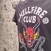 Camiseta Hellfire Club | Serie Stranger Things | Mujer | Kool Things -  Detalle