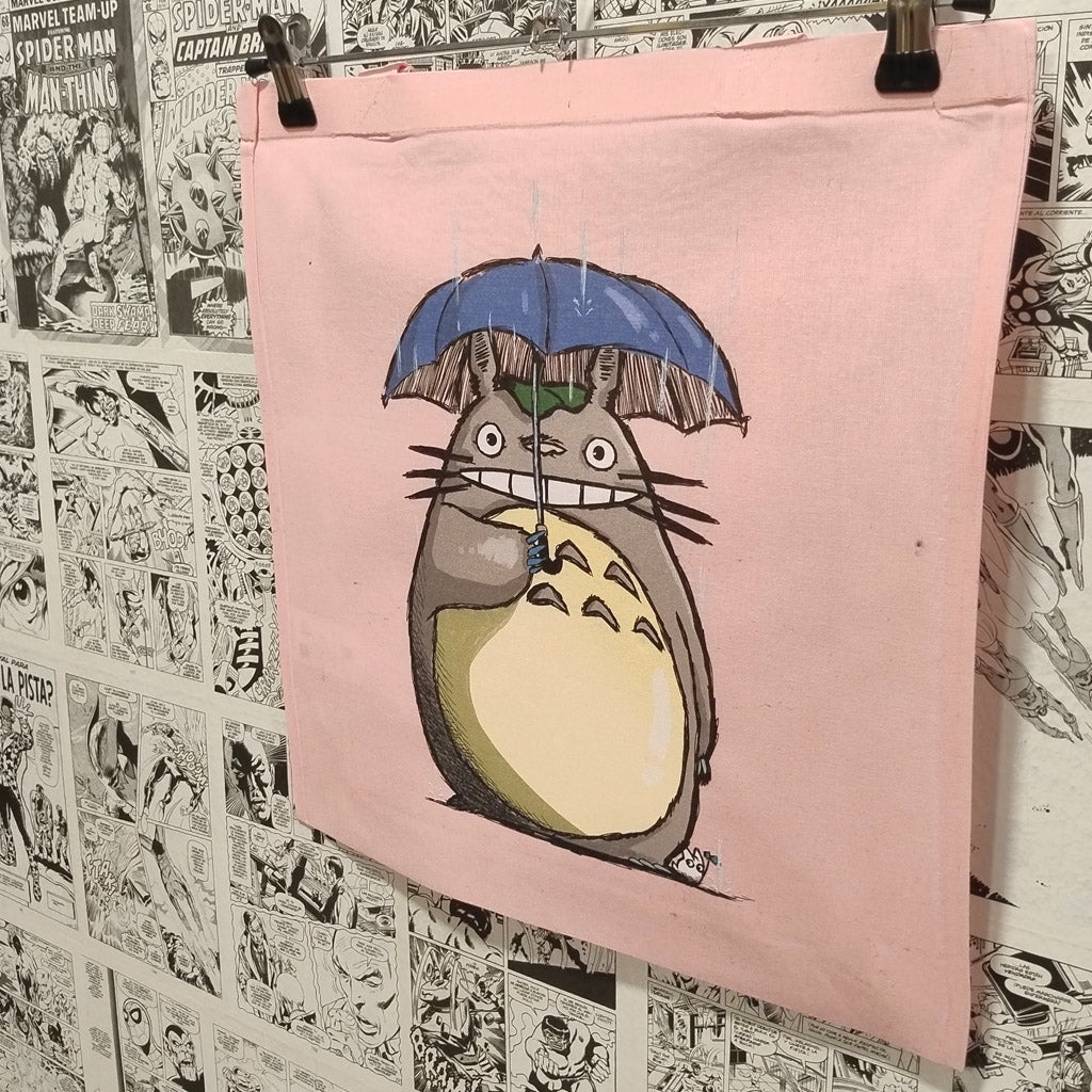 Tote Totoro en la Lluvia | Cine Studio Ghibli - Vista lateral